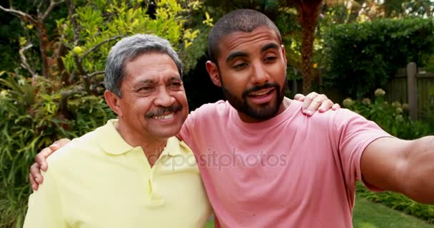 Padre e hijo tomando selfie con teléfono móvil — Vídeos de Stock