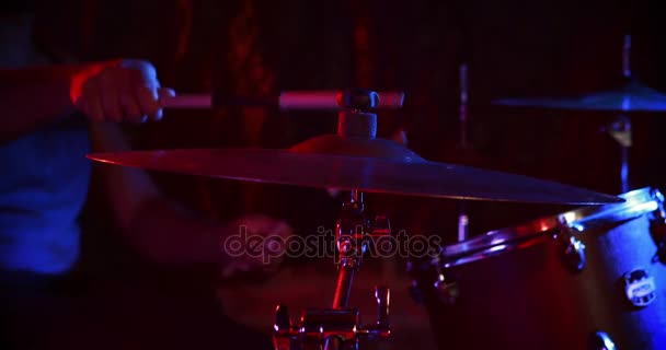 Барабанщик играет на барабанной установке 4k — стоковое видео