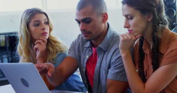 Compañeros atentos usando laptop — Vídeos de Stock