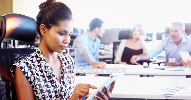 Executivo feminino usando tablet digital no escritório — Vídeo de Stock