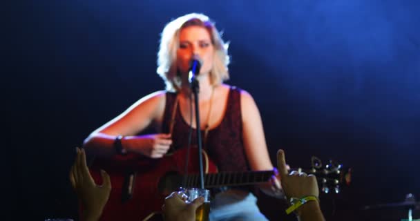 Певица выступает на сцене — стоковое видео
