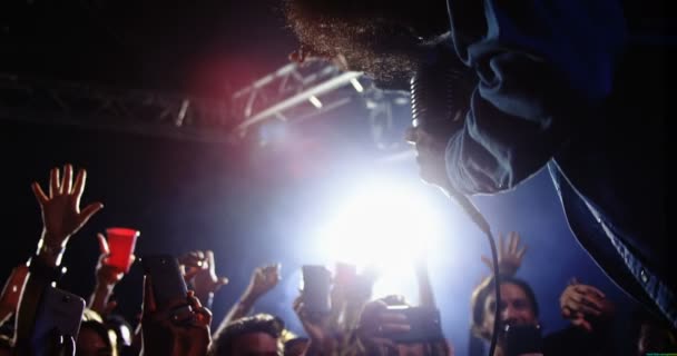 Menschen tanzen, während die Sängerin bei einem Konzert auftritt — Stockvideo