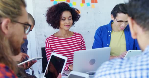 Ejecutivos que utilizan tableta digital y portátil en la mesa — Vídeo de stock