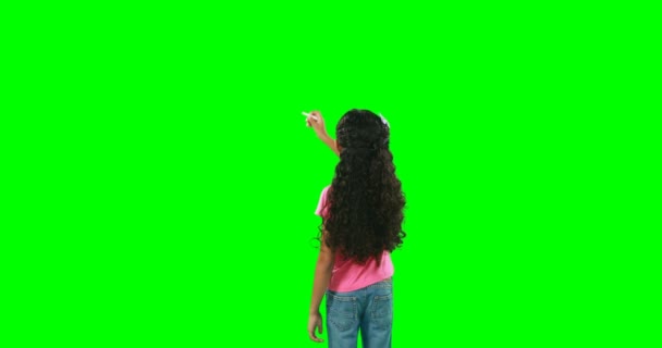 Lány írás digitális képernyőn krétával — Stock videók