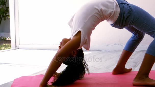 Teenage girl practicing yoga — Stock Video