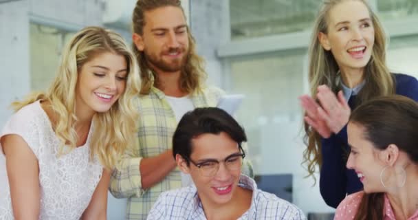 Leidinggevenden applaudisseren van hun collega's tijdens presentatie — Stockvideo