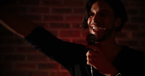 Chanteur masculin chantant dans un microphone 4k — Video