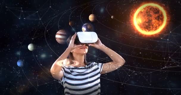 Mujer usando auriculares de realidad virtual — Vídeo de stock