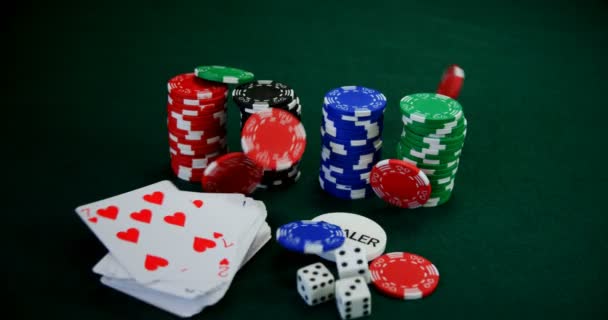 Carte da gioco, dadi e fiches da casinò sul tavolo da poker — Video Stock