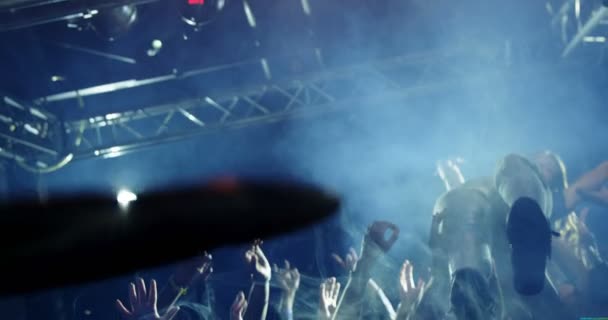 Crowdsurfing bei einem Konzert — Stockvideo