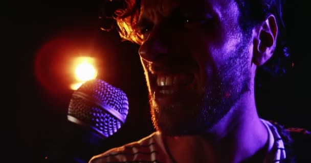 Chanteur masculin chantant dans un microphone — Video