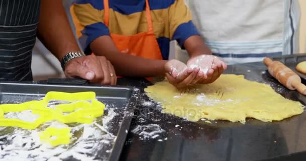 Abuelo y padre ayudando a niño a hacer galletas — Vídeos de Stock