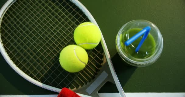 Juice and sports equipment in tennis court — Stock Video