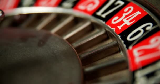 Вращающееся колесо рулетки на покерном столе — стоковое видео