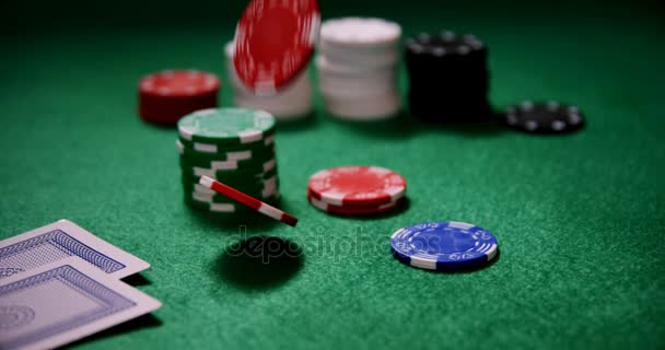 Игральные карты и фишки казино на покерном столе — стоковое видео