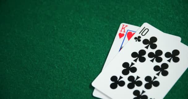 Две игральные карты на покерном столе казино — стоковое видео