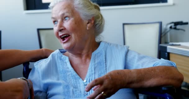 Доктор и пожилая женщина взаимодействуют друг с другом — стоковое видео