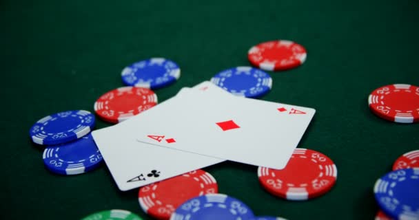 Jouer aux cartes et jetons de casino sur la table de poker — Video