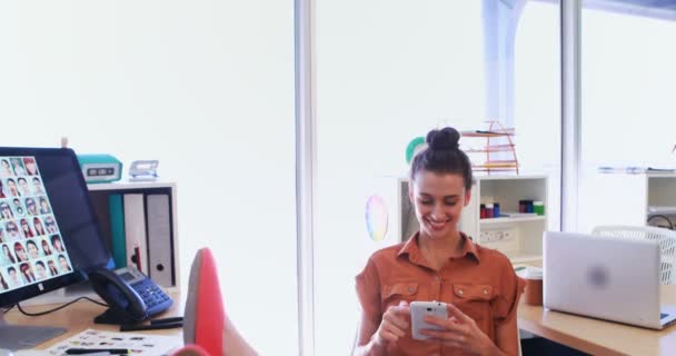 Женщина Руководитель Использует Мобильный Телефон Рабочем Столе Офисе — стоковое видео