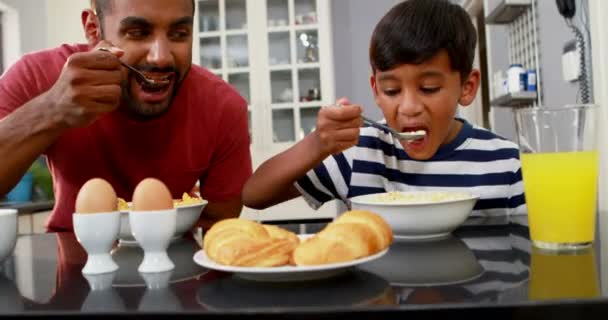 Père et fils prennent le petit déjeuner — Video