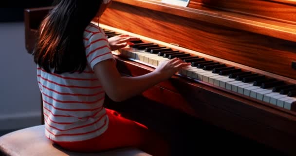 弹钢琴的女孩 — 图库视频影像