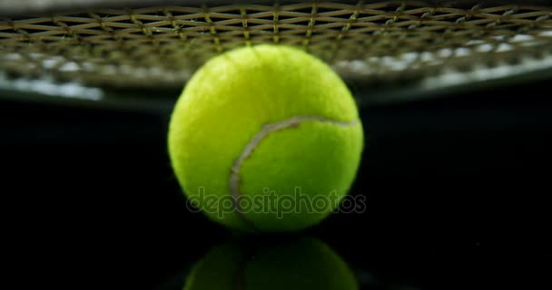 Pelota de tenis y raqueta en el estudio — Vídeos de Stock