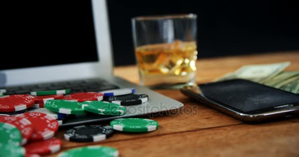 Whisky na pokerovém stole — Stock video