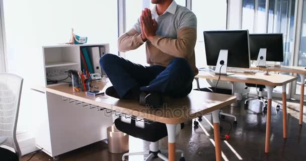 Male executive doing yoga in office — Stock Video