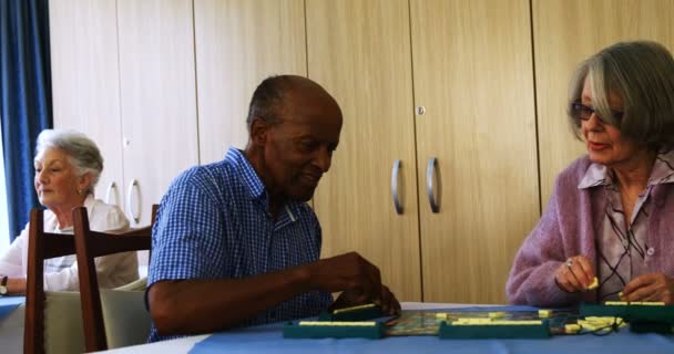 Senior cidadão jogando quebra-cabeça — Vídeo de Stock