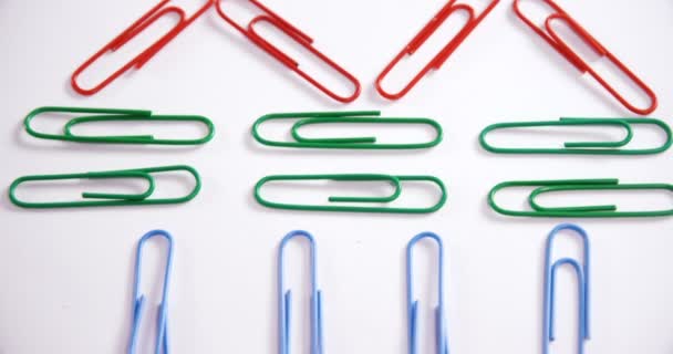 Kleurrijke paperclips gerangschikt — Stockvideo