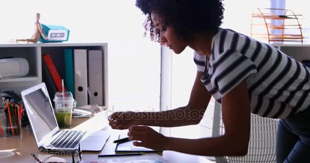 Vrouwelijke uitvoerend werken bij haar Bureau — Stockvideo