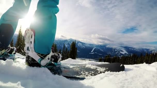 Persoon snowboarden op besneeuwde berg — Stockvideo