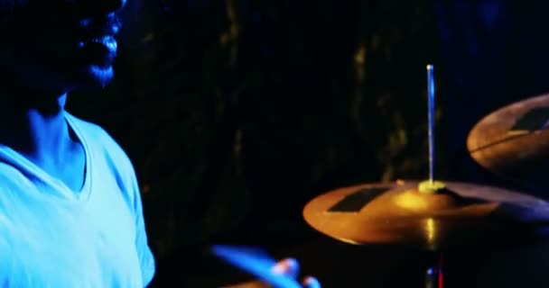 Барабанщик играет на барабанах — стоковое видео