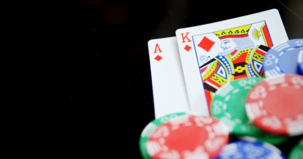 Jugar a las cartas y fichas de casino en la mesa de poker — Vídeos de Stock