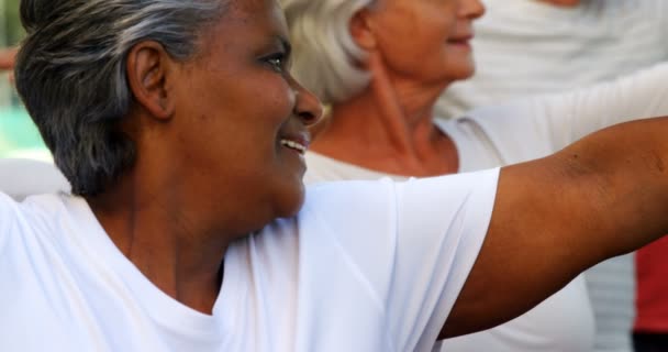 Senior vänner gör stretching övning i trädgården — Stockvideo