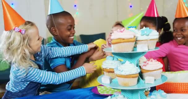 Barn under födelsedagsfest — Stockvideo