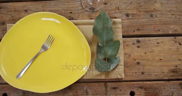 Varios cubiertos en mesa de madera — Vídeos de Stock