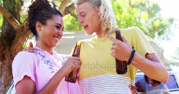 Pareja teniendo botella de cerveza — Vídeos de Stock