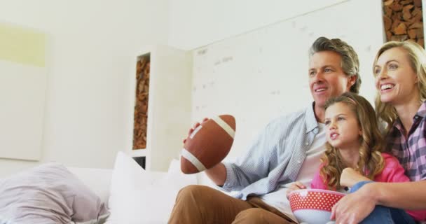 Rodziny, oglądanie telewizji, jedząc popcorn — Wideo stockowe