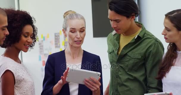 Dijital tablet 4 k üzerinde tartışırken iş arkadaşları — Stok video