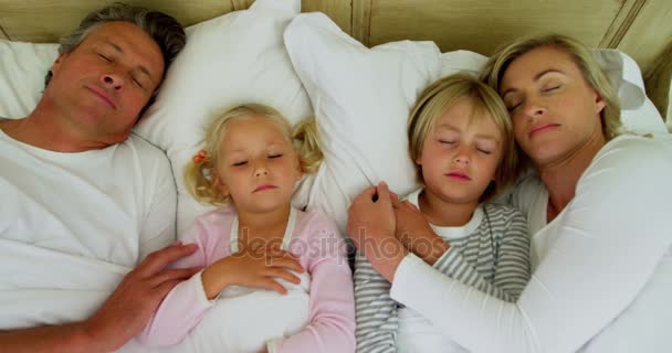 Familia durmiendo en la cama en el dormitorio — Vídeos de Stock