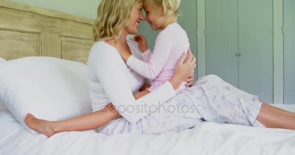Мати і дочка розважаються в спальні — стокове відео