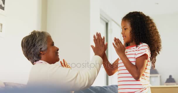 Nieta y abuela jugando juegos de aplausos — Vídeos de Stock