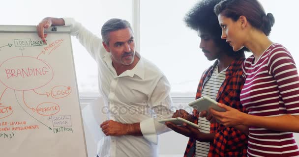 Executivos de negócios discutindo sobre flip chart durante reunião 4k — Vídeo de Stock