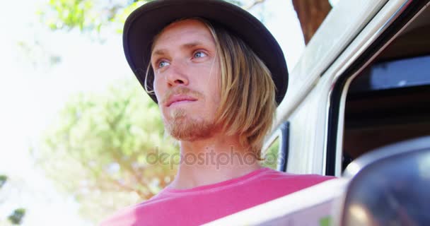 Людина з картою, що стоїть біля кемперського фургона — стокове відео