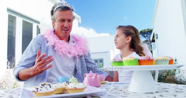 Padre e hija en traje de hadas teniendo una fiesta de té — Vídeo de stock