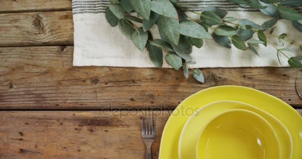 Varios cubiertos en mesa de madera — Vídeos de Stock