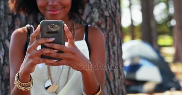 Жінка використовує мобільний телефон 4k — стокове відео