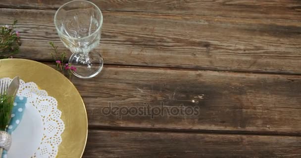 Vários talheres na mesa de madeira — Vídeo de Stock