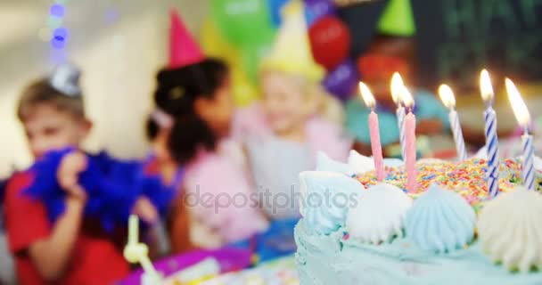 Primer plano de pastel de cumpleaños — Vídeos de Stock